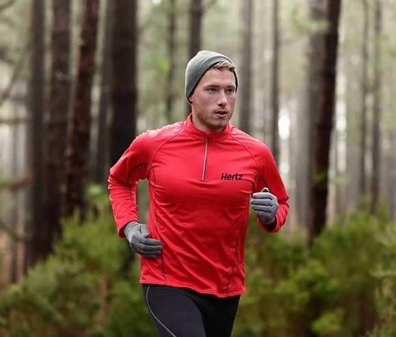 Mann joggt in bestickter Sportbekleidung